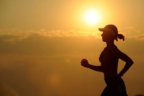 Puedes correr no sólo por la mañana sino también por la noche para perder peso. 