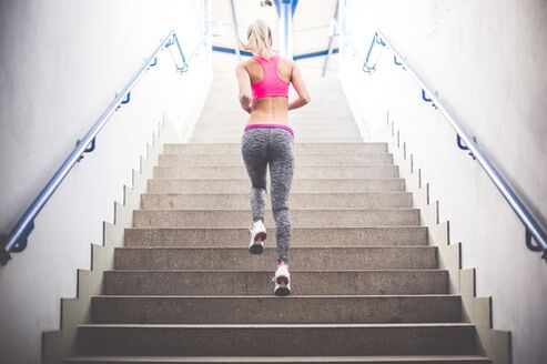 Subir escaleras es una excelente manera de perder el exceso de peso. 