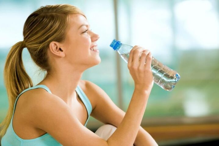 En una dieta de bebida, el agua sustituye a los alimentos.