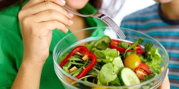 Coma una ensalada de verduras en una dieta baja en carbohidratos para ayudar a frenar los retortijones de hambre