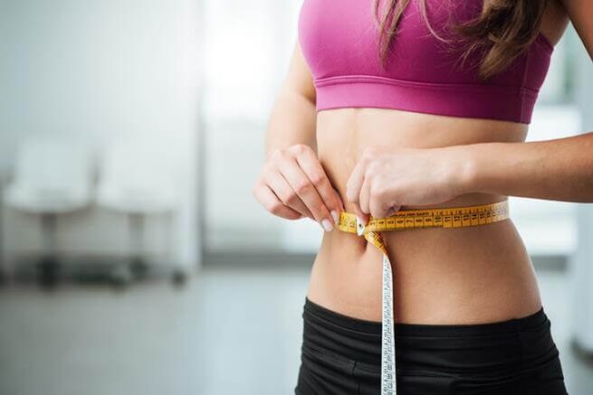 El resultado de la pérdida de peso con una dieta baja en carbohidratos que puede mantenerse al eliminarla gradualmente